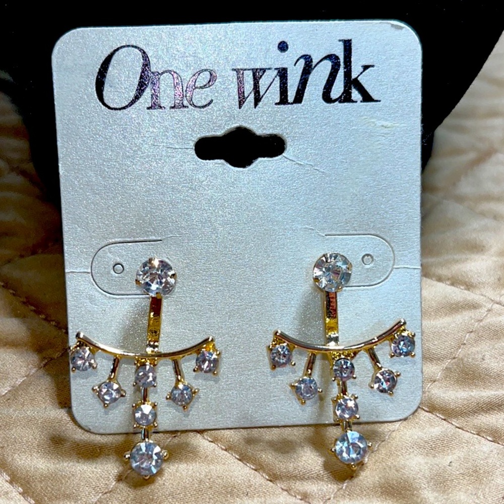 One wink ear jacket earrings